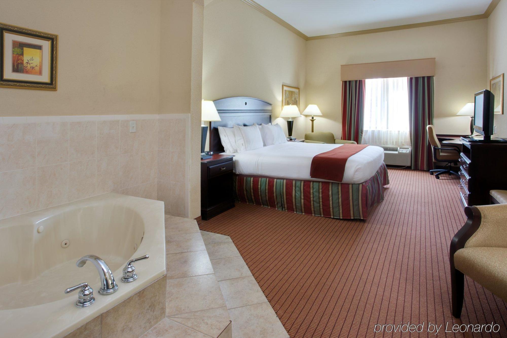 Holiday Inn Express & Suites Wharton, An Ihg Hotel Room photo