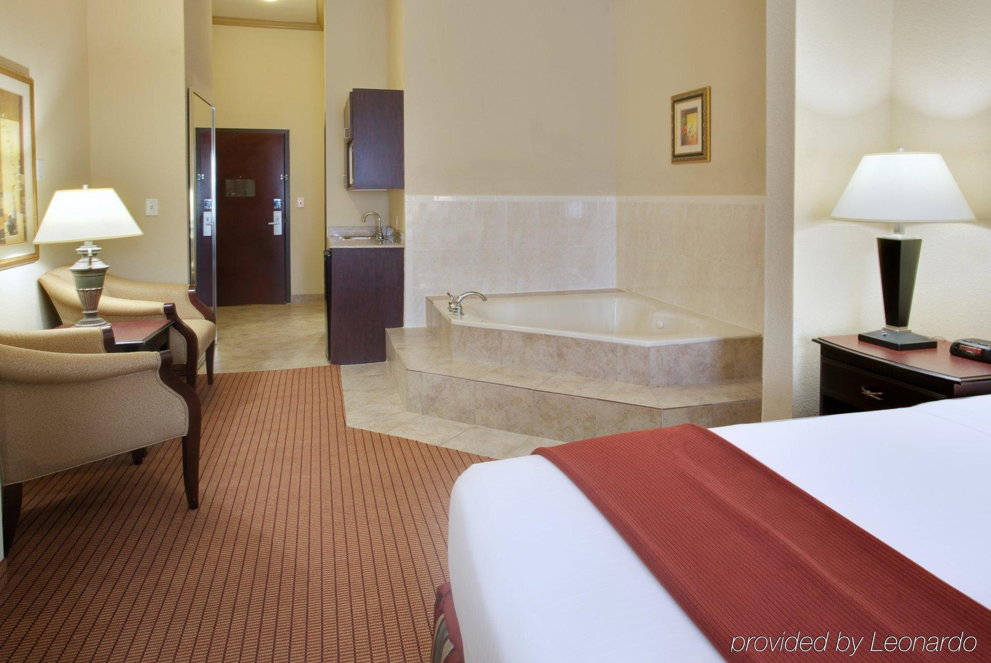 Holiday Inn Express & Suites Wharton, An Ihg Hotel Room photo
